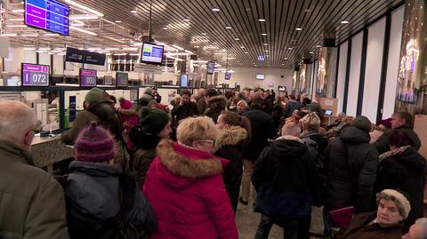 30.12.2019 | Tłumy w siedzibie mazowieckiego oddziału NFZ. Na przyjęcie czekały setki potrzebujących