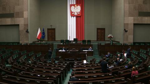 Maseczki, rękawiczki i posłowie w kilkunastu salach. Tak obraduje Sejm w czasie epidemii