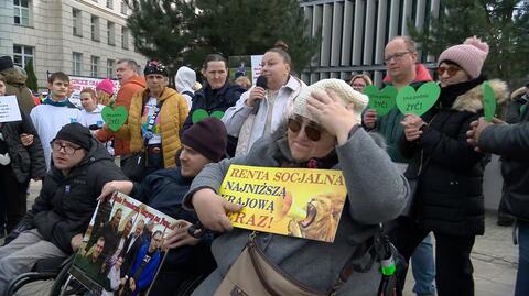 Protest osób z niepełnosprawnościami i ich opiekunów. "Mamy nadzieję, że premier Donald Tusk dotrzyma obietnic, które złożył"