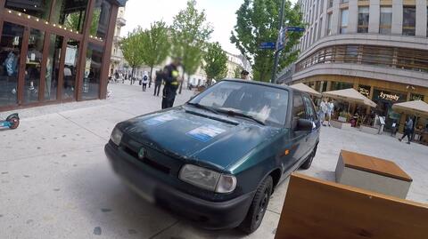 Zaparkował auto na środku chodnika w centrum Warszawy. "Nie mogli nic mi zrobić"