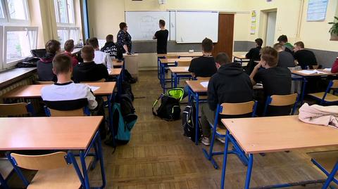 Nauczyciele znów stanęli przy tablicach. "Rząd pokazał, jak nas traktuje"