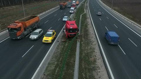 Ciągnik wjechał prosto w samochód stojący na poboczu