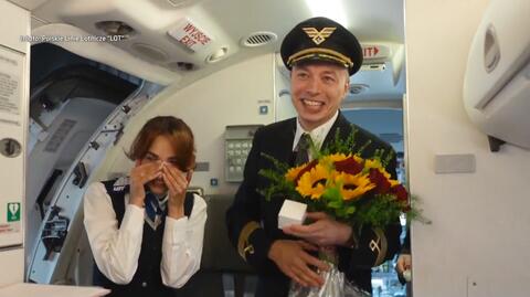 Kapitan samolotu w komunikacie do pasażerów oświadczył się stewardessie