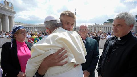 13.06.2018 | Tomasz Komenda wyściskany przez papieża Franciszka