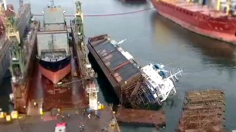 27.04.2017 | Wypadek w gdyńskiej stoczni. Remontowany statek przewrócił się do wody