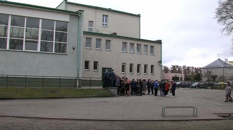 Strajkujący nauczyciele nie mogli wejść do szkoły. "Albo się strajkuje, albo się pracuje"