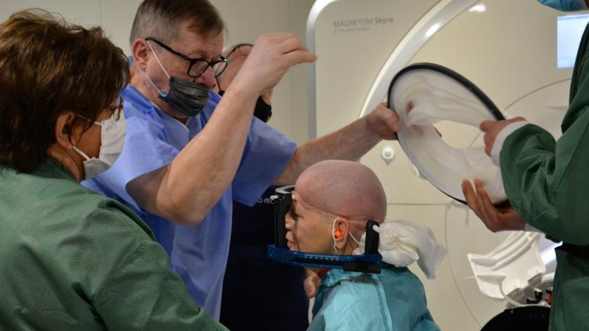 23.03.2022 | Pionierska operacja. Drżenie samoistne wyleczone u pacjentki ultradźwiękami, bez otwierania czaszki