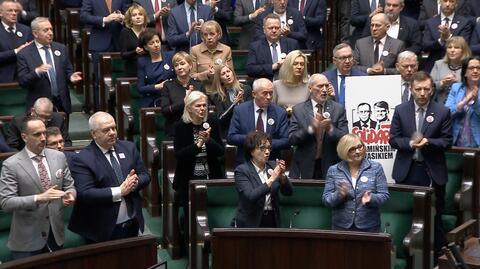 Posłowie PiS chcieli zablokować obrady Sejmu. Klaskali i skandowali hasła w obronie Kamińskiego i Wąsika