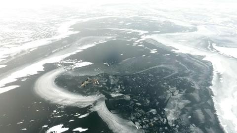 13.02.2018 | Jeden wsiadł na quada, drugi na przyczepione sanki. Załamał się pod nimi lód