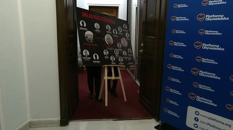 Tablica z "układem Kaczyńskiego" wróciła na sejmowy korytarz
