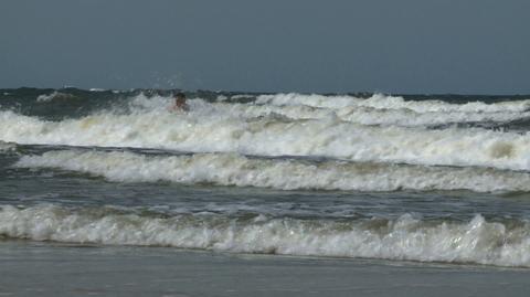 Fale wciągnęły całą rodzinę. Ratowało ich 40 plażowiczów