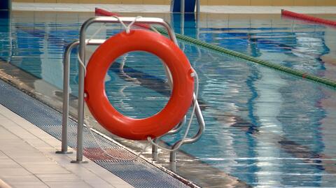 Wypadek na basenie w Nowym Targu. Tonącego mężczyznę zauważyła 13-latka 