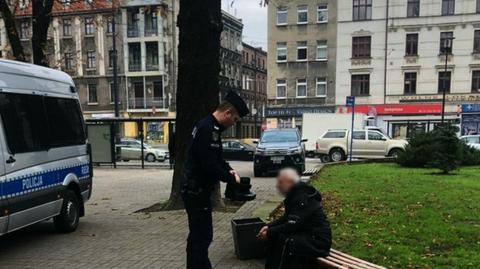 29.11.2019 | Wyjątkowy gest policjanta. Oddał bezdomnemu swoje zimowe buty