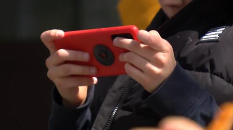 W szkole we Wrocławiu zakazano uczniom używania smartfonów. "To już jest dla nich nawyk"