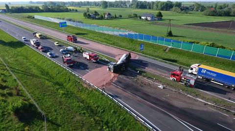 15 ton czekolady na autostradzie. Służby miały ręce pełne roboty