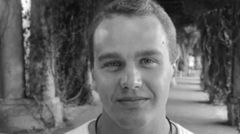 02.09.2021 | 25-letni Ukrainiec zmarł w izbie wytrzeźwień. Na filmie widać, że był bity, siadano na nim