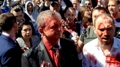 Ambasador Rosji w Polsce oblany czerwoną substancją
