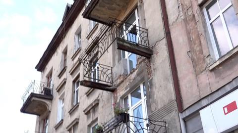02.11.2022 | Zarwał się balkon kamienicy w Jeleniej Górze. Dwie osoby zostały ranne