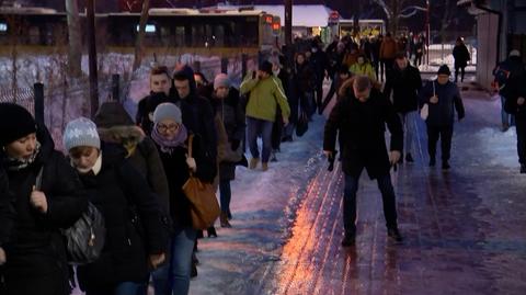 20.12.2022 | Lód na chodnikach i drogach. "Totalna ślizgawica"