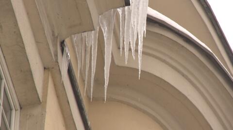21.12.2022 | Strażnicy miejscy przypominają o obowiązku usuwania śniegu i sopli z dachów
