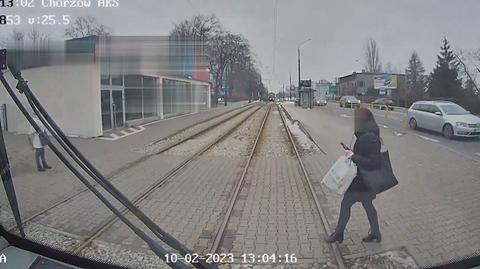 32-latka weszła prosto pod nadjeżdżający tramwaj. Policja pokazuje nagranie ku przestrodze