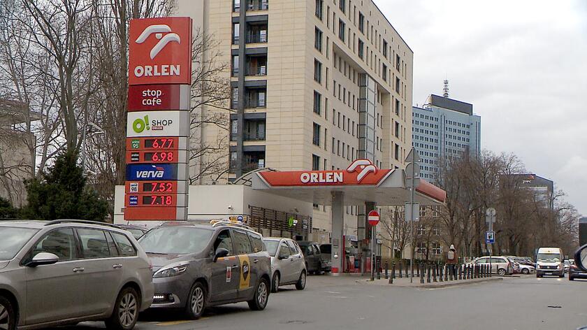 16.03.2023 | Ceny ropy spadają, ale Orlen nie obniża swoich cen. "Nie jesteśmy do pomocy Polakom"