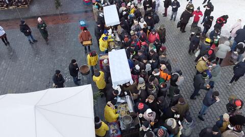 Ciepłe posiłki i pomoc medyczna. Na krakowskim rynku odbyła się wigilia dla osób potrzebujących