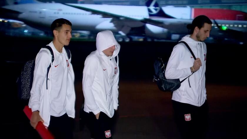Najmłodsi kibice liczyli, że polscy piłkarze wyjdą do nich na lotnisku. Tak się jednak nie stało