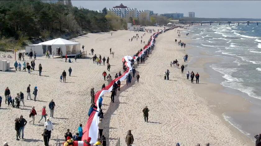 Polacy świętują Dzień Flagi. Biało-czerwone barwy widać w całym kraju