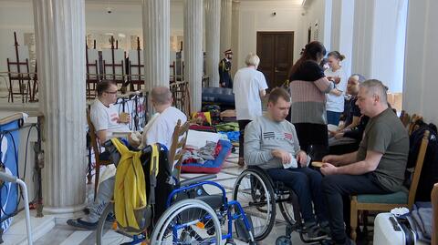 Protest osób z niepełnosprawnościami w Sejmie trwa. Warunki są ciężkie