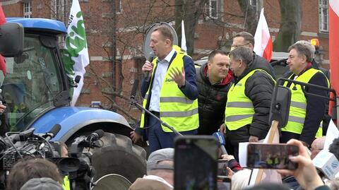 Robert Telus chce przekonać do siebie rolników. Spotkał się z protestującymi w Szczecinie