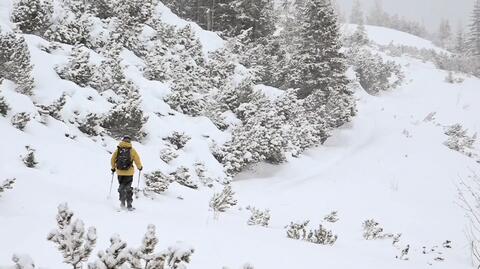Trudne warunki na szlakach. W Tatrach obowiązuje trzeci stopień zagrożenia lawinowego