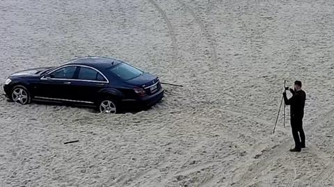 12.11.2022 | Wjechał mercedesem na plażę w Dębkach. Kierowca tłumaczył, że nie zauważył zakazu