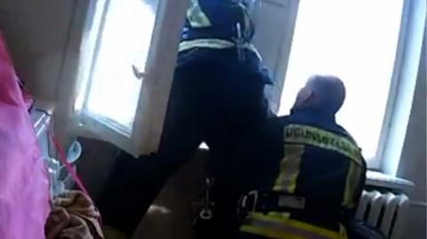 Łotewski strażak złapał w locie spadającą kobietę. Idealnie wyczuł czas i odległość