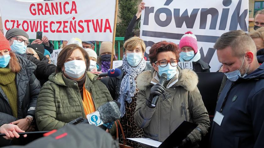 Protest przed placówką straży granicznej w Michałowie. "Miejsce dzieci nie jest w lesie"