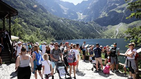 Tłumy turystów w górach. "Tatry są zbyt popularne"