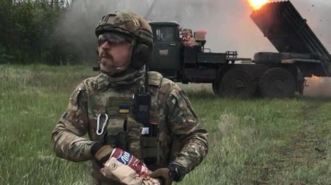 Ukraiński żołnierz jadł chipsy w trakcie prowadzenia ostrzału. "Zachowujemy wewnętrzny spokój"