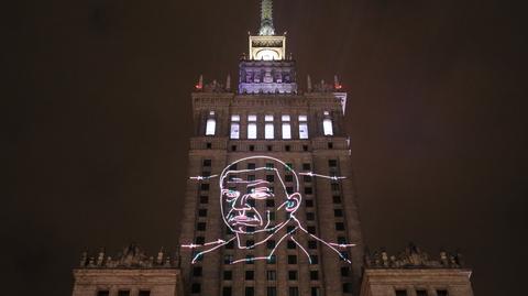 Wiec poparcia dla Andrzeja Poczobuta przed PKiN. Wizerunek uwięzionego dziennikarza wyświetlony na fasadzie budynku